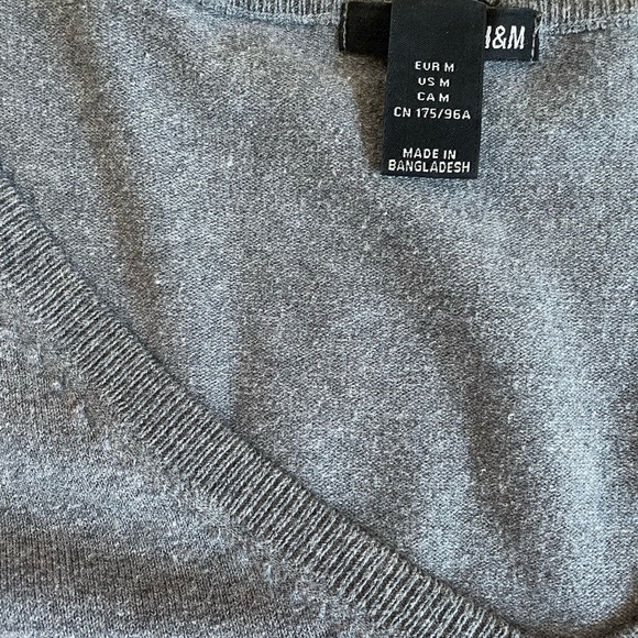 H&M light weight knit sweater - Picture 2 of 3